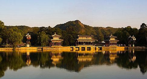 CDPR发布《2077》和《巫师》贺图 祝玩家新年快乐